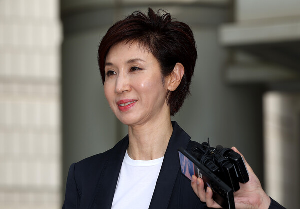 노소영 아트센터 나비 관장이 16일 오후 서울 서초구 고등법원에서 열린 최태원 SK그룹 회장과의 이혼 관련 항소심 변론을 마친 뒤 법원을 나서며 발언하고 있다. 2024.4.16ⓒ뉴스1
