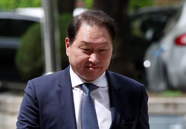 최태원 SK그룹 회장이 16일 오후 서울 서초구 고등법원에서 열린 노소영 아트센터 나비 관장과의 이혼 관련 항소심 변론기일에 출석하고 있다. 2024.4.16ⓒ뉴스1
