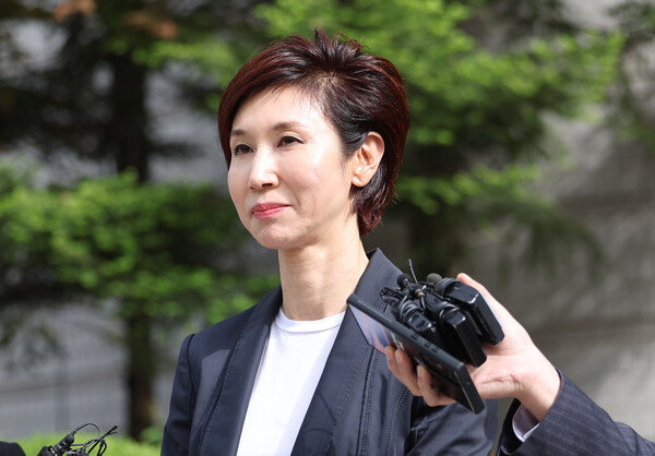 노소영 아트센터 나비 관장이 16일 오후 서울 서초구 고등법원에서 열린 최태원 SK그룹 회장과의 이혼 관련 항소심 변론을 마친 뒤 법원을 나서고 있다. 2024.4.16ⓒ뉴스1