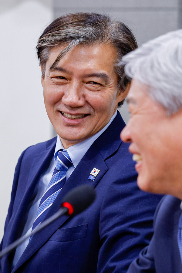 조국 조국혁신당 대표가 29일 오전 서울 여의도 국회의원회관에서 열린 '새로운 제7공화국의 국가 비전, '사회권 선진국'이란 무엇인가' 워크숍에서 서왕진 정책위의장과 대화하고 있다. 2024.5.29/뉴스1