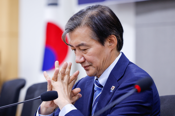 조국 조국혁신당 대표가 29일 오전 서울 여의도 국회의원회관에서 열린 '새로운 제7공화국의 국가 비전, '사회권 선진국'이란 무엇인가' 워크숍에서 생각에 잠겨 있다. 2024.5.29/뉴스1