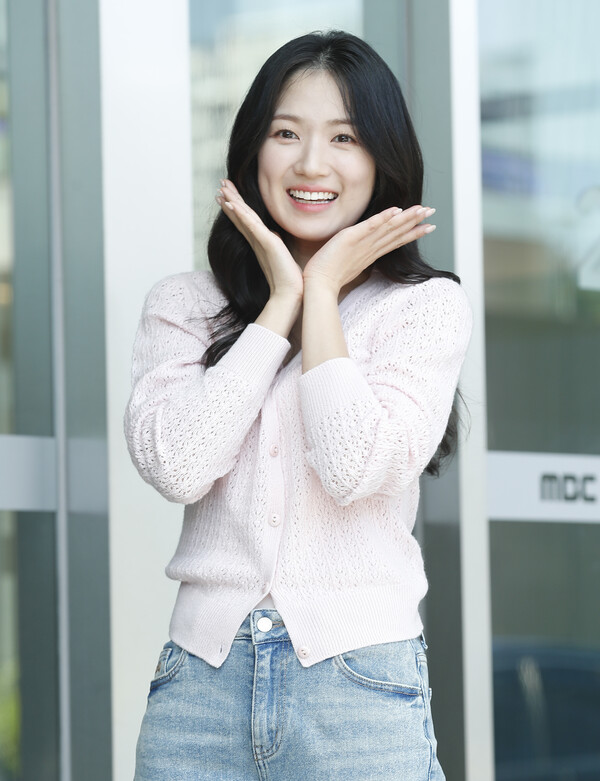 배우 김혜윤이 라디오 '이석훈의 브런치카페'를 위해 4일 서울 상암동 MBC에 도착해 인사를 하고 있다. 2024.6.4/뉴스1