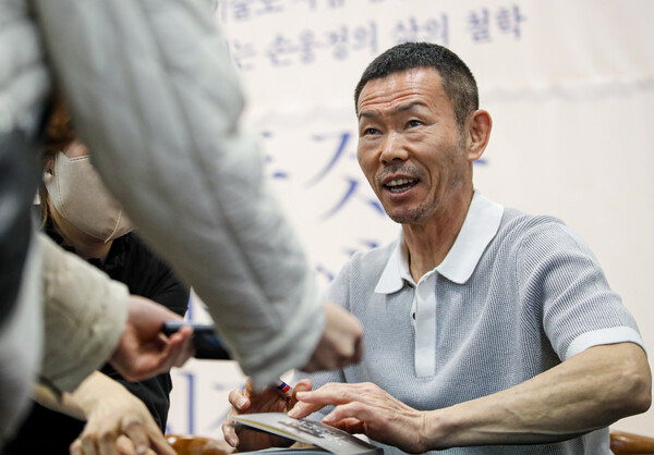 축구국가대표 손흥민의 부친 손웅정 감독이 27일 오후 서울 서초구 교보문고 강남점에서 열린 '모든 것은 기본에서 시작한다 저자 사인회'에서 팬들에게 사인을 해주고 있다. 2023.3.27/뉴스1