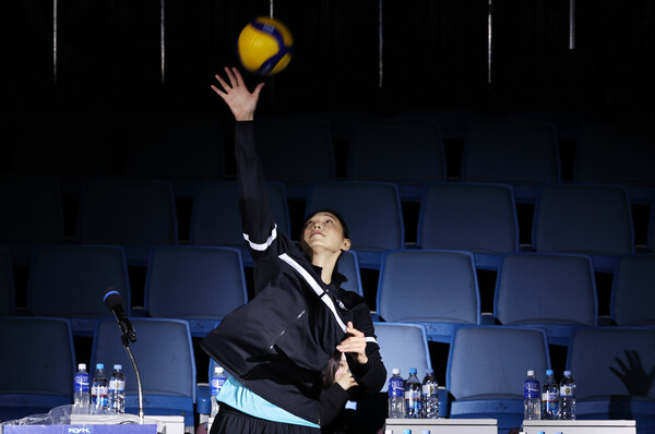 김연경이 9일 오후 서울 송파구 잠실실내체육관에서 열린 '김연경 초청 세계 여자배구 올스타전'에서 KYK 재단 출범을 선포하는 서브 퍼포먼스를 하고 있다.&nbsp;ⓒ뉴스1