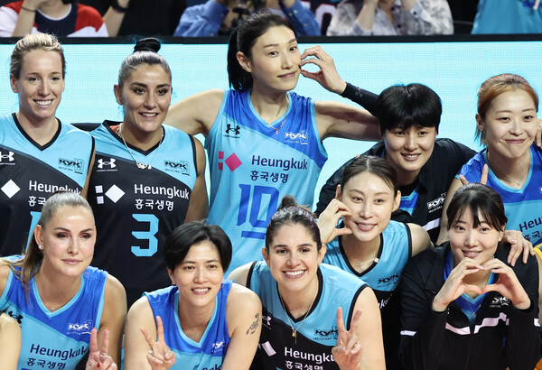 김연경이 9일 오후 서울 송파구 잠실실내체육관에서 열린 '김연경 초청 세계 여자배구 올스타전'을 마친 뒤 기념촬영을 하고 있다.&nbsp;ⓒ뉴스1