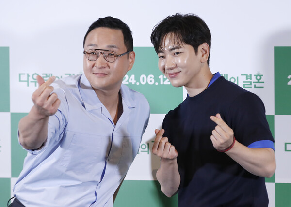 배우 구성환, 이주승(오른쪽)이 28일 서울 용산구 CGV 용산아이파크몰에서 열린 영화 '다우렌의 결혼' 언론시사회에서 포즈를 취하고 있다. '다우렌의 결혼'은 다큐멘터리 조연출 승주(이주승 분)가 카자흐스탄에서 고려인 결혼식 다큐를 찍으려다 가짜 신랑 다우렌이 되어 결혼식을 연출하며 겪게 되는 이야기를 그린 작품이다. 2024.5.28. ⓒ뉴스1