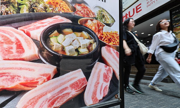 서울에서 삼겹살 1인분 가격이 처음으로 2만 원을 넘어서는 등 외식물가 상승세가 계속되고 있다. 11일 한국소비자원 참가격을 보면 5월 서울 기준 삼겹살 1인분(200g) 가격은 전월보다 0.5%(102원) 상승한 2만 83원이었다. 삼겹살 외에도 5월 김밥 가격은 3423원으로 전월보다 1.8% 올랐고, 짜장면은 7223원으로 같은 기간 1.1%, 김치찌개 백반은 8192원으로 같은 기간 0.9%, 비빔밥 가격은 1만846원으로 같은 기간 0.7% 상승했다. 사진은 이날 서울 중구 명동거리 음식점 앞에 삼겹살 등 메뉴 안내문이 놓여 있는 모습. 2024.6.11ⓒ뉴스1