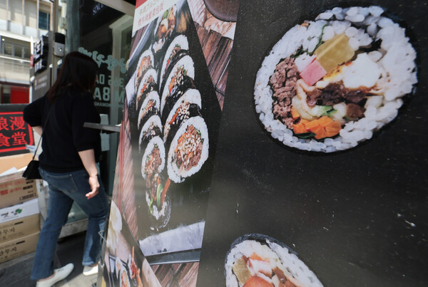 서울에서 삼겹살 1인분 가격이 처음으로 2만 원을 넘어서는 등 외식물가 상승세가 계속되고 있다. 11일 한국소비자원 참가격을 보면 5월 서울 기준 삼겹살 1인분(200g) 가격은 전월보다 0.5%(102원) 상승한 2만 83원이었다. 삼겹살 외에도 5월 김밥 가격은 3423원으로 전월보다 1.8% 올랐고, 짜장면은 7223원으로 같은 기간 1.1%, 김치찌개 백반은 8192원으로 같은 기간 0.9%, 비빔밥 가격은 1만846원으로 같은 기간 0.7% 상승했다. 사진은 이날 서울 중구 명동거리 음식점 앞에 삼겹살 등 메뉴 안내문이 놓여 있는 모습. 2024.6.11ⓒ뉴스1