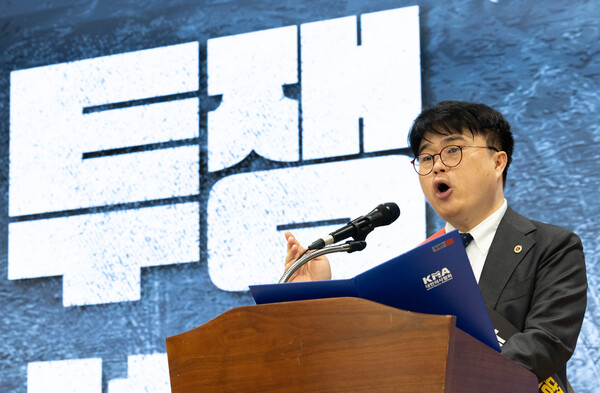 임현택 대한의사협회 회장이 9일 오후 서울 용산구 대한의사협회에서 열린 의료농단 저지 전국의사대표자회의에서 투쟁 선포를 하고 있다. 2024.6.9©뉴스1