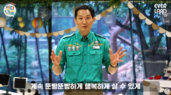 중국서 첫 데뷔한 '뚠빵이' 푸바오의 벌러덩 먹방 본 '송바오' 송영관 주키퍼의 반응: 공감 100배라서 마음에 묵직하게 다가온다