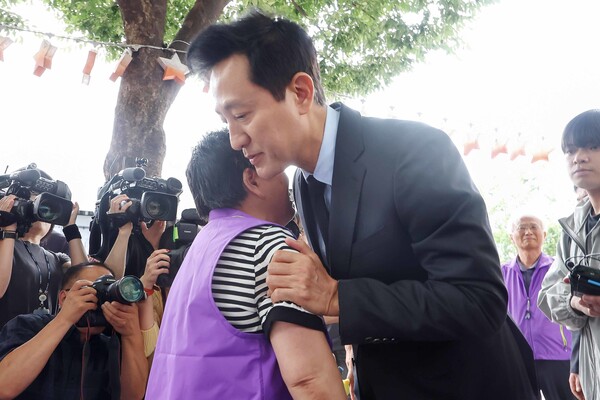 오세훈 서울시장이 15일 오후 서울 중구 서울광장에 마련된 10·29 이태원 참사 희생자 합동분향소를 찾아 유가족들을 만나고 있다. 2024.6.15. ⓒ뉴스1