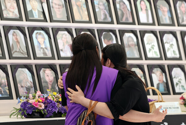 16일 서울 중구 서울광장에 마련된 10·29 이태원 참사 희생자 합동분향소를 찾은 시민이 유가족을 위로하고 있다. 2024.6.16. ⓒ뉴스1