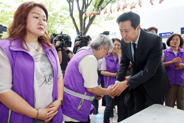 오세훈 서울시장이 15일 오후 서울 중구 서울광장에 마련된 10·29 이태원 참사 희생자 합동분향소를 찾아 유가족들을 만나고 있다. 2024.6.15. ⓒ뉴스1