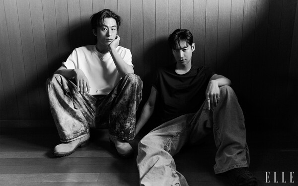 함께 화보 촬영한 구교환과 이제훈.&nbsp;ⓒ엘르 코리아&nbsp;