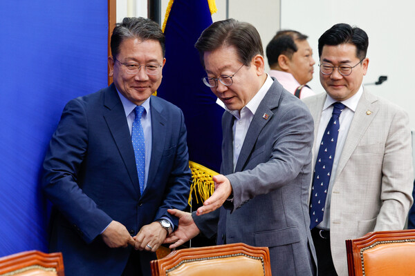 이재명 더불어민주당 대표가 19일 오전 서울 여의도 국회에서 열린 최고위원회의에 입장하며 강민구 최고위원과 자리로 향하고 있다. 2024.6.19/뉴스1