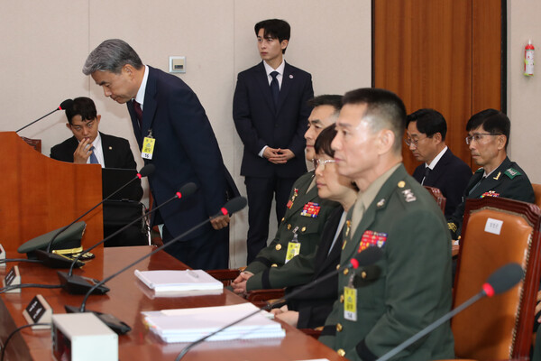 이종섭 전 국방부장관이 21일 오전 서울 여의도 국회에서 열린 법제사법위원회 전체회의 순직 해병 수사 방해 및 사건 은폐 등의 진상규명을 위한 특별검사의 임명 등에 관한 법률안 관련 입법청문회에 출석해 증인선서 거부 이유를 밝힌 뒤 인사하고 있다.2024.6.21ⓒ뉴스1