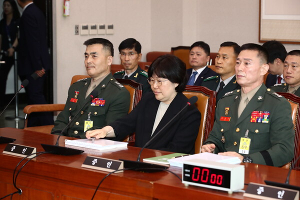 박정훈 전 해병대수사단장(왼쪽부터), 유재은 국방부 법무관리관, 임성근 전 해병대 1사단장이 21일 오전 서울 여의도 국회에서 열린 법제사법위원회 전체회의 순직 해병 수사 방해 및 사건 은폐 등의 진상규명을 위한 특별검사의 임명 등에 관한 법률안 관련 입법청문회에 증인으로 출석해 있다. 2024.6.21/뉴스1