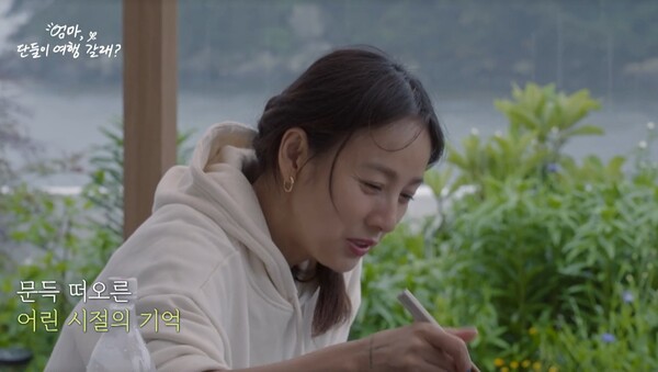 어머니와 여행을 다니며 어린 시절의 트라우마를 언급한 이효리. ⓒJTBC ‘엄마, 단둘이 여행 갈래?’