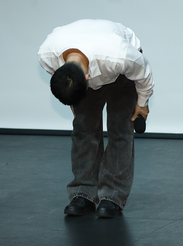 래퍼 마이크로닷이 24일 서울 구로구 예술나무씨어터에서 가진 새 EP '다크사이드(DARKSIDE)' 발매 기념 쇼케이스에서 '부모 빚투 논란'에 대해 사과했다. 2024.6.24. ⓒ뉴스1