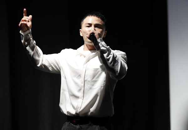 래퍼 마이크로닷이 24일 서울 구로구 예술나무씨어터에서 가진 새 EP '다크사이드(DARKSIDE)' 발매 기념 쇼케이스에서 신곡을 선보이고 있다. 2024.6.24. ⓒ뉴스1