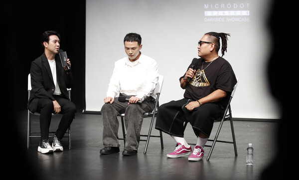 래퍼 마이크로닷(가운데)이 24일 서울 구로구 예술나무씨어터에서 가진 새 EP '다크사이드(DARKSIDE)' 발매 기념 쇼케이스에서 생각에 잠겨 있다.  2024.6.24. ⓒ뉴스1