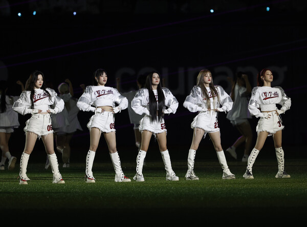 걸그룹 (여자)아이들이 21일 서울 구로구 고척스카이돔에서 열린 2024 미국 메이저리그(MLB) 월드투어 서울시리즈 공식 개막전 샌디에이고 파드리스와 LA 다저스의 2차전 경기 시작 전 축하공연을 하고 있다. (공동취재) 2024.3.21/뉴스1