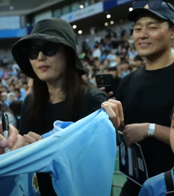 싸인 받는 전지현. ⓒ&nbsp;맨체스터 시티의 공식 유튜브 채널의 ‘THANK YOU SEOUL’ 영상 캡처