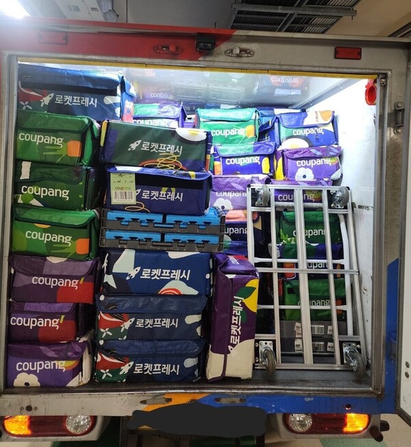 프레시백을 반납할 때 기사들은 이물질 등을 모두 제거하고 세척하기 편하게 반듯하게 펴서 반납해야 한다. ⓒ제보자 제공/한겨레