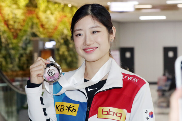 2022-2023 국제빙상경기연맹(ISU) 피겨스케이팅 월드 팀 트로피 대회에서 은메달을 획득한 이해인이 17일 오후 서울 강서구 김포공항을 통해 귀국해 취재진에게 메달을 공개하고 있다. 팀 트로피 대회는 총 6개국이 참가하며 남녀 싱글·페어 쇼트프로그램과 프리스케이팅, 아이스댄스 리듬댄스와 프리댄스 각 순위에 랭킹 포인트를 부여한 뒤 이를 합산해 국가별 최종 순위를 가린다. 2023.4.17/뉴스1