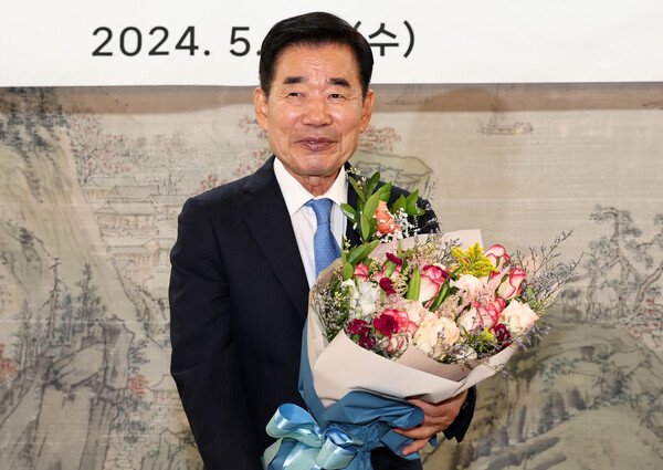 김진표 국회의장이 29일 오후 서울 여의도 국회 접견실에서 열린 제21대 국회 후반기 국회의장단 퇴임식에서 꽃다발을 받아들고 있다. 2024.5.29ⓒ뉴스1