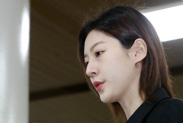 만취 상태로 음주운전을 하다가 사고를 낸 혐의로 재판에 넘겨진 배우 김새론이 5일 오전 서울 서초구 서울중앙지법에서 열린 도로교통법 위반(음주운전) 등 혐의 선고 공판에 출석하고 있다. 이날 김새론은 벌금 2천만 원을 선고 받았다. 2023.4.5.ⓒ뉴스1