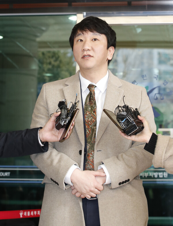 박수홍의 법률 대리를 맡은 노종언 변호사가 14일 오후 서울 마포구 서울서부지방법원에서 박씨의 친형 부부에대해 출연료 등을 빼돌린 혐의로 열린 1심 선고 공판을 마친 뒤 인터뷰를 하고 있다.  2024.2.14/뉴스1