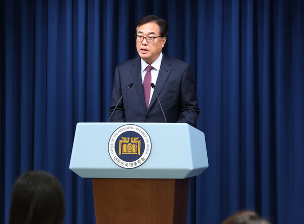 정진석 대통령 비서실장이 4일 용산 대통령실 청사 브리핑실에서 열린 인사브리핑에서 김병환 금융위원장 후보자, 이진숙 신임 방송통신위원장 후보자, 김완섭 환경부 장관 후보자를 소개하고 있다. 2024.7.4ⓒ뉴스1