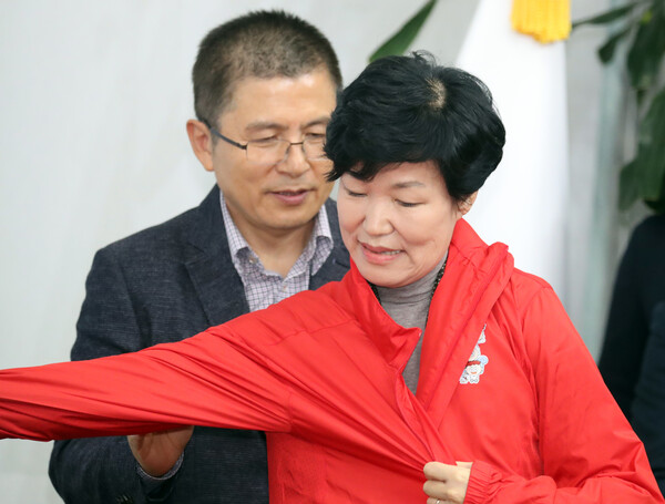 이진숙 전 대전 MBC 사장이 31일 서울 여의도 국회에서 열린 제1차 자유한국당 영입인재 환영식에서 당 점퍼를 입고 있다. 2019.10.31ⓒ뉴스1