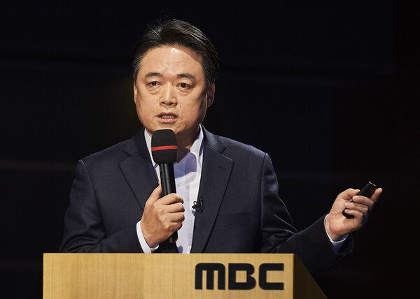 최승호 뉴스타파 PD가 MBC 신임 사장에 선출됐다. MBC 대주주이자 관리감독기구인 방송문화진흥회는 7일 서울 영등포구 여의도 방송문화진흥회에서 열린 임시이사회에서 최 PD를 MBC 신임 사장으로 선임했다. 사진은 지난 1일 사장 후보 정책회에 참석한 최 사장.(방문진 제공) 2017.12.7ⓒ뉴스1