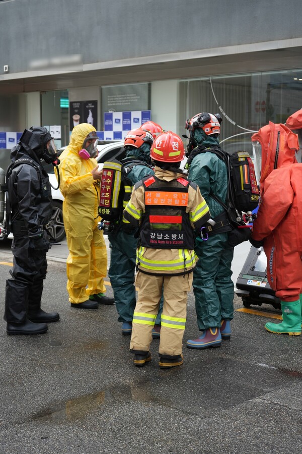 6일 오후 서울 강남구 삼성동의 한 빌딩에서 "가스 냄새가 난다"는 신고가 접수돼 소방 화학구조대와 경찰, 군 등이 현장에 출동해 현장을 수습하고 있다.&nbsp;ⓒ강남소방서 제공