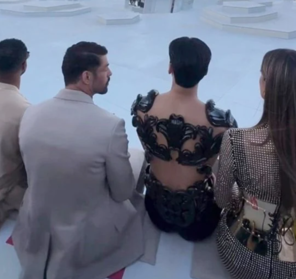 방석도 없이 불편하게 앉아 패션쇼 관람하는 산. ⓒ온라인 커뮤니티