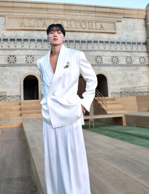 돌체앤가바나 패션쇼 참석한 에이티즈 산.&nbsp; ⓒ온라인 커뮤니티