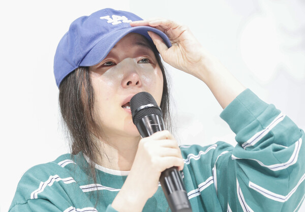 그룹 뉴진스의 소속사 어도어 민희진 대표가 25일 서울 서초구 한국컨퍼런스센터에서 하이브 경영권 탈취 시도와 관련한 배임 의혹 관련 입장을 밝히는 긴급기자회견을 갖고 있다. (2024.4.25) ⓒ뉴스1