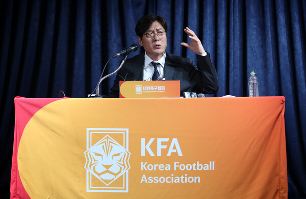 이임생 대한축구협회(KFA) 기술본부 총괄이사가 8일 오전 서울 종로구 신문로 축구회관에서 축구 국가대표팀 감독 선임과 관련한 브리핑을 하고 있다. 축구협회는 2026 북중미 월드컵을 준비하는 축구대표팀의 새 사령탑에 홍명보 울산 HD 감독을 선임했다. 계약기간은 2027년 1월 사우디아라비아 아시안컵까지로, 홍 감독은 2014 브라질 월드컵 이후 10년 만에 다시 대표팀을 지휘하게 됐다. 2024.7.8/뉴스1