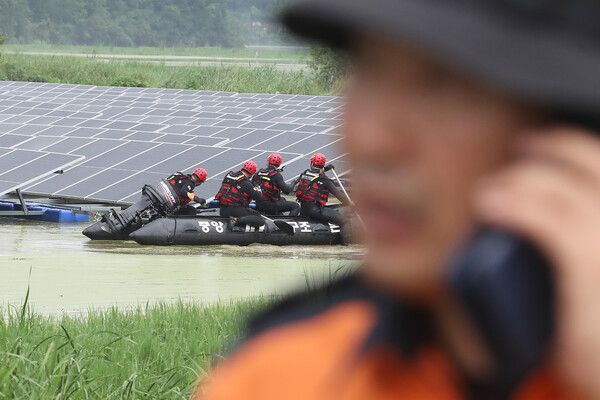 집중호우가 내린 9일 오후 경북 경산시 진량읍 평사리 문천지 상류에서 소방구조대가 실종자 수색을 하고 있다.&nbsp;ⓒ뉴스1