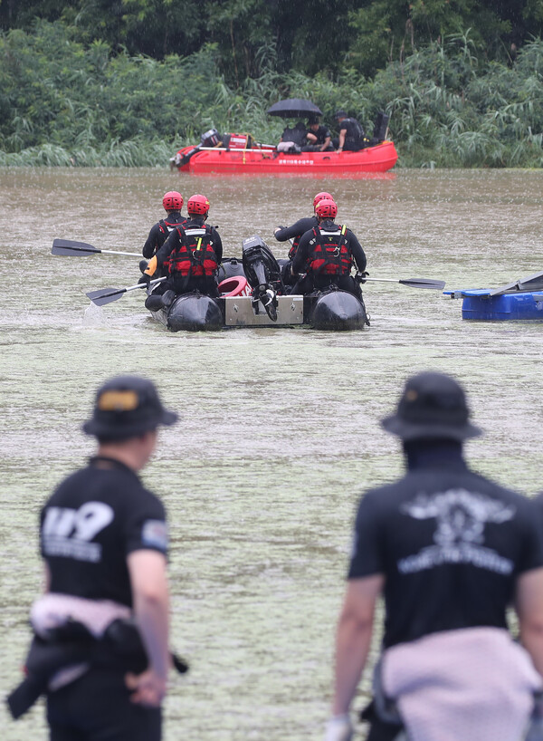 집중호우가 내린 9일 오후 경북 경산시 진량읍 평사리 문천지 상류에서 소방구조대가 실종자 수색을 하고 있다.&nbsp;ⓒ뉴스1