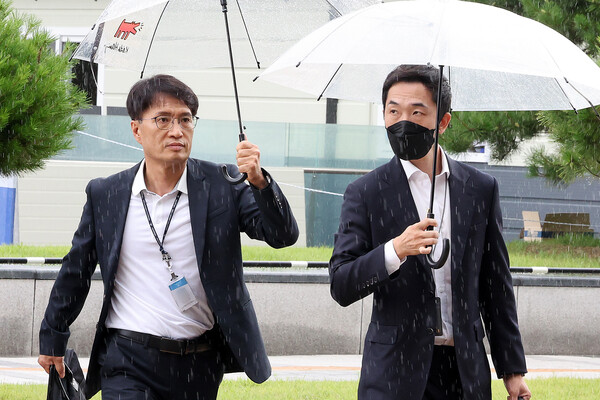 경찰이 10일 오후 서울 종로구 서울대병원에서 서울 시청역 역주행 사고 운전자를 상대로 두 번째 정식 피의자 조사를 위해 병원으로 향하고 있다. ⓒ뉴스1