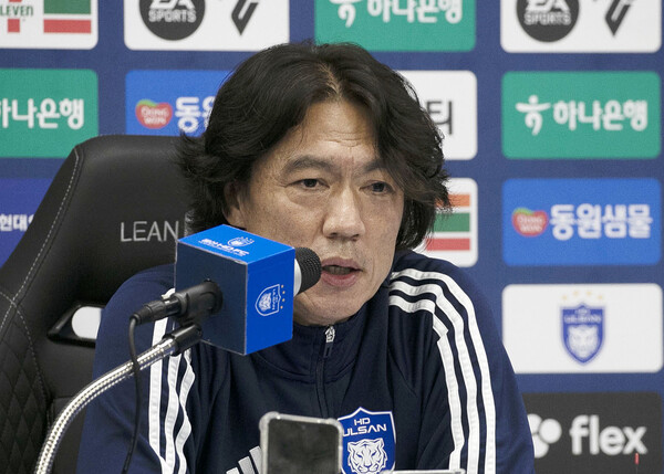 홍명보 울산HD 감독이 10일 울산 문수경기장에서 열린 프로축구 울산HD와 광주FC의 경기를 끝내고 공식 기자회견을 통해 입장을 밝히고 있다. 2024.7.10ⓒ뉴스1
