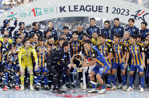 3일 오후 울산문수축구경기장에서 열린 '하나원큐 K리그1 2023' 우승 시상식에서 홍명보 울산현대 감독과 선수들이 우승 트로피를 들며 환호하고 있다. 2023.12.3ⓒ뉴스1