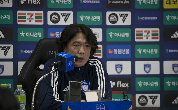 홍명보 울산HD 감독이 10일 울산 문수경기장에서 열린 울산HD와 광주FC의 경기를 끝내고 공식 기자회견을 하고 있다.2024.7.10/뉴스1