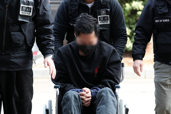 아내에게 성인방송 출연을 강요하고 자택에 감금한 혐의를 받는 전직 군인 A씨가 4일 오후 인천 미추홀구 인천지방법원에서 열린 구속 전 피의자심문(영장실질심사)에 출석하고 있다. 2024.2.4/뉴스1