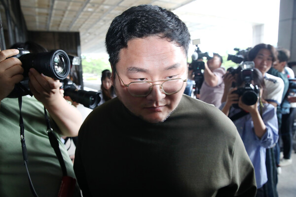 구독자 1000만여 명을 보유한 유튜버 쯔양(본명 박정원)의 과거를 폭로하겠다고 협박한 혐의로 고발당한 유튜버 구제역(본명 이준희)이 15일 오후 서울 서초구 서울중앙지검에 자진 출석하고 있다. 2024.7.15ⓒ뉴스1
