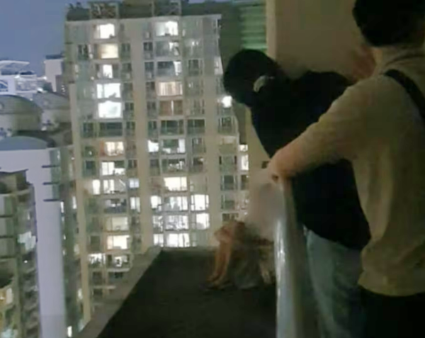 경찰 위기협상 전문요원들이 옥상 난간을 사이에 두고 A군과 대화를 시도하고 있다. ⓒ서초경찰서