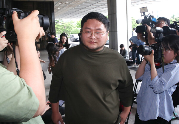유튜버 쯔양의 과거를 폭로하겠다고 협박한 혐의로 고발당한 유튜버 구제역이 15일 오후 서울 서초구 서울중앙지검에 자진 출석하며 취재진의 질문에 답하고 있다.&nbsp;ⓒ뉴스1&nbsp;